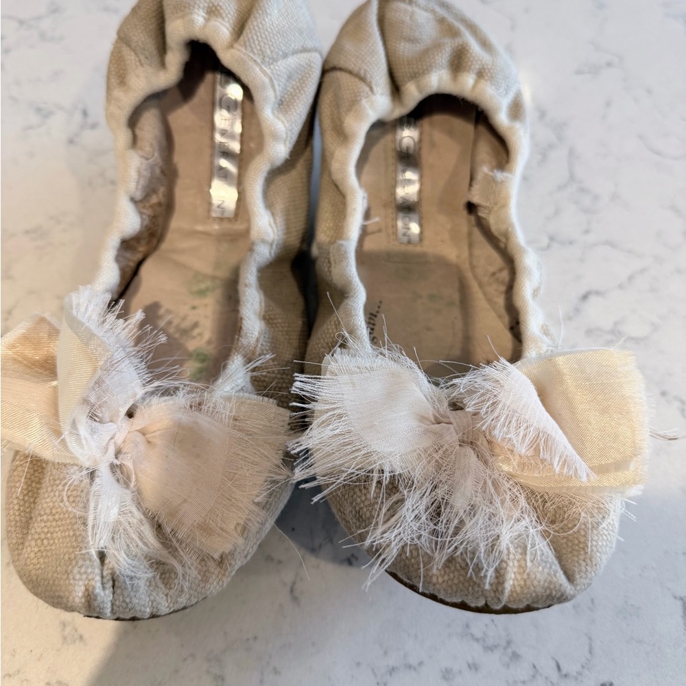 BCBGeneration Cream Textured Flats with Bow. Size 8.